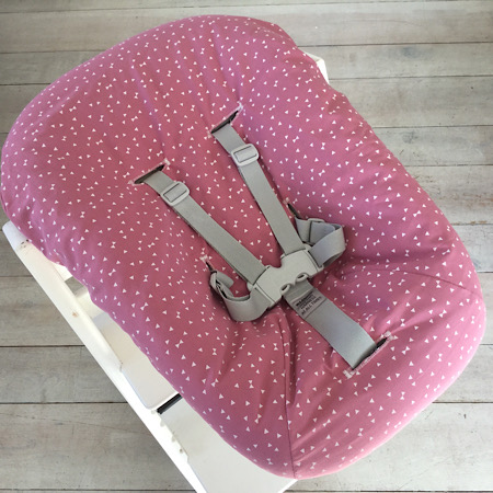 Stokke Newborn hoes nieuw model! Oud roze met witte driehoekjes en strikjes